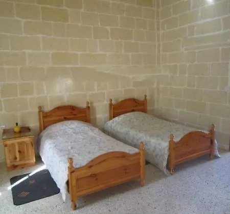 Shared Cauchi Corner House With Roof Pool And Pay Per Use Aircondition Rum i privatbostad Għarb