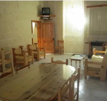 Shared Cauchi Corner House With Roof Pool And Pay Per Use Aircondition *