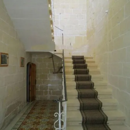 Shared Cauchi Corner House With Roof Pool And Pay Per Use Aircondition Għarb