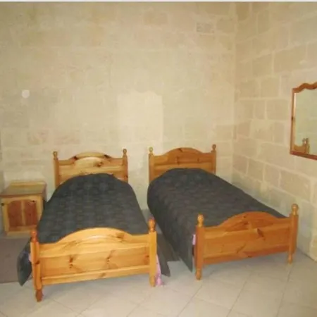 Shared Cauchi Corner House With Roof Pool And Pay Per Use Aircondition