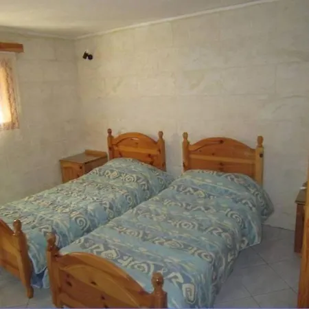 Shared Cauchi Corner House With Roof Pool And Pay Per Use Aircondition * Għarb