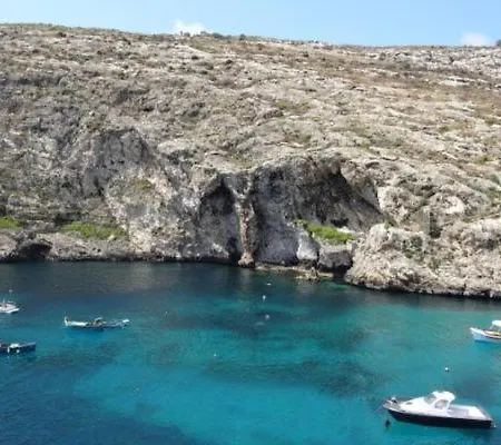 Shared Cauchi Corner House With Roof Pool And Pay Per Use Aircondition Għarb