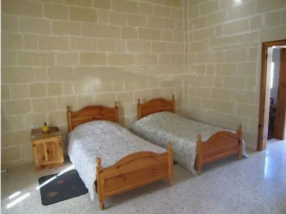 Shared Cauchi Corner House With Roof Pool And Pay Per Use Aircondition Gazde/Camere de închiriat Għarb