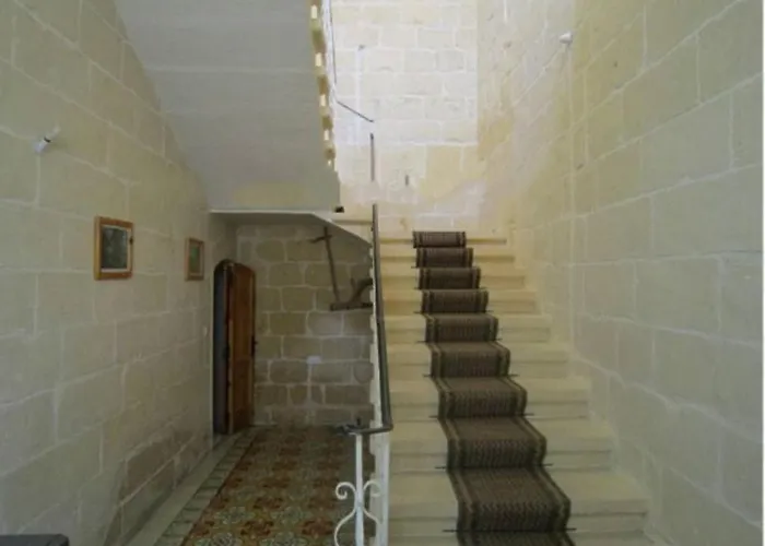 Shared Cauchi Corner House With Roof Pool And Pay Per Use Aircondition Għarb