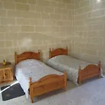 Shared Cauchi Corner House With Roof Pool And Pay Per Use Aircondition Séjour chez l'habitant Għarb