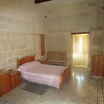 Shared Cauchi Corner House With Roof Pool And Pay Per Use Aircondition Għarb
