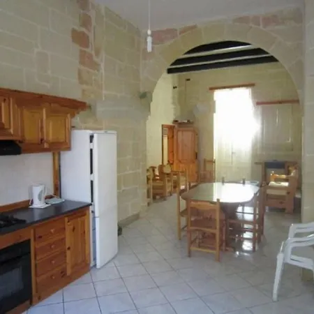 Shared Cauchi Corner House With Roof Pool Għarb