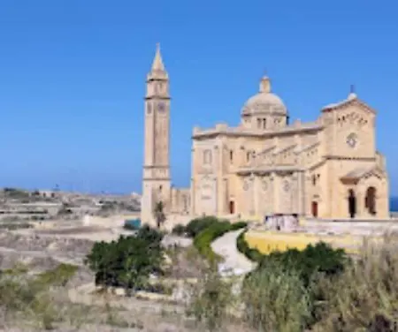 Shared Cauchi Corner House With Roof Pool And Pay Per Use Aircondition منزل للإقامة Għarb