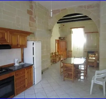 Shared Cauchi Corner House With Roof Pool And Pay Per Use Aircondition *