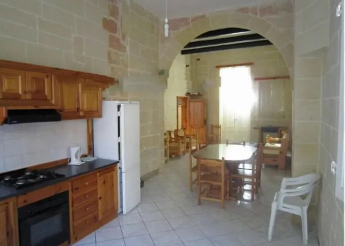 Shared Cauchi Corner House With Roof Pool And Pay Per Use Aircondition Għarb