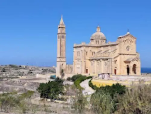 Shared Cauchi Corner House With Roof Pool And Pay Per Use Aircondition Pansiyon Għarb